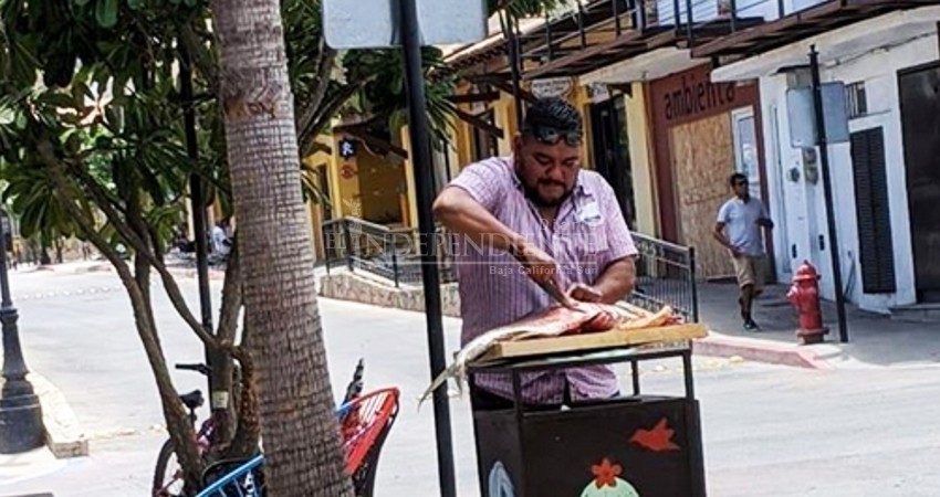 ¿Y las medidas sanitarias? Usó un bote de basura callejero para preparar su pescado