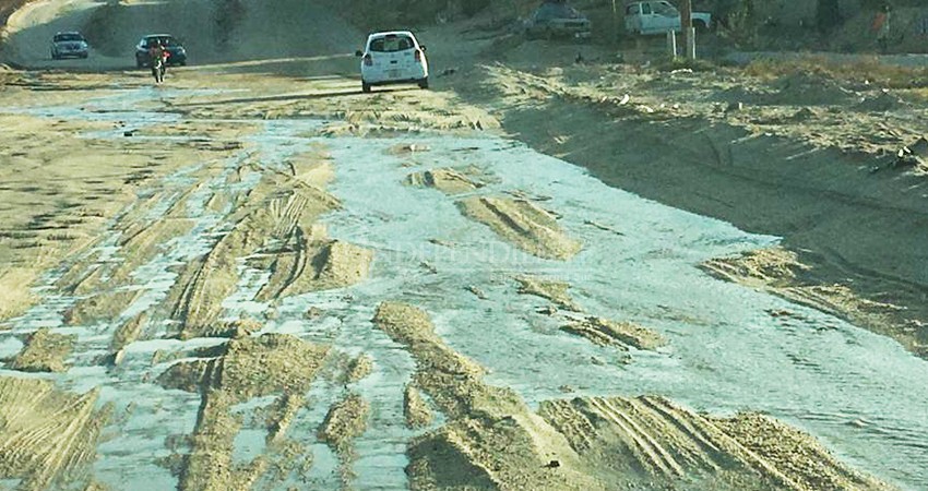 En un pantano de aguas negras se convirtió la calle Nicolás Tamaral