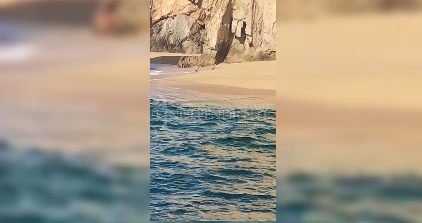 Captan a turistas paseando por las playas de El Arco y del Amor a pesar de estar prohibido