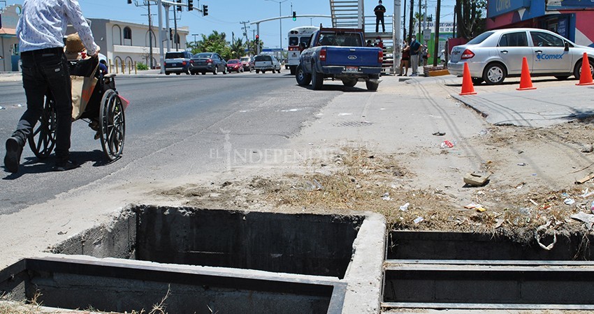 Drenajes y registros abiertos, otro desafío para la movilidad de peatones y vehículos 