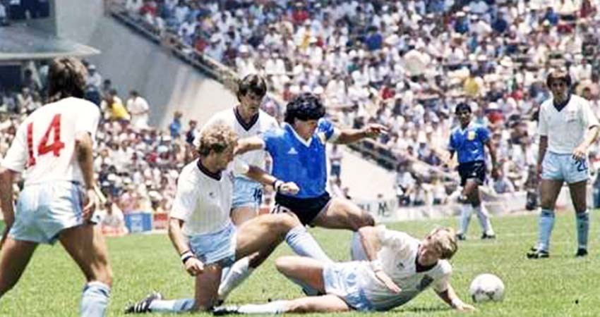 Maradona regala réplica de camiseta que usó en México 86