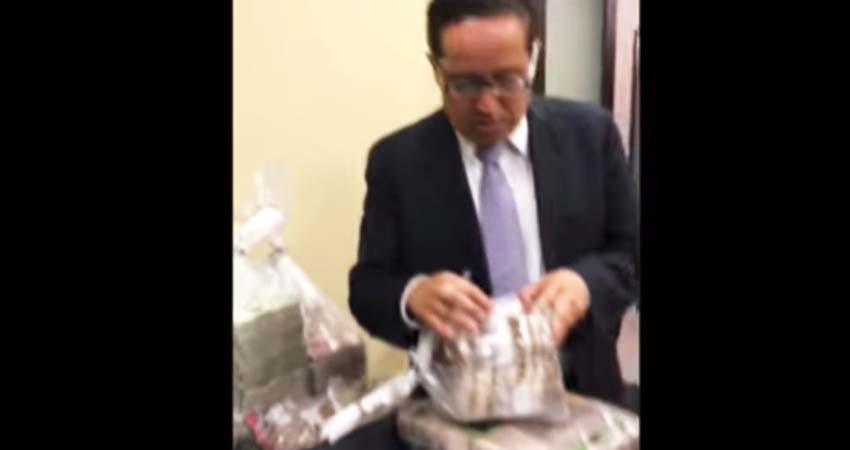 Sale a la luz pública video de ex funcionarios del Senado recibiendo fajos de billetes
