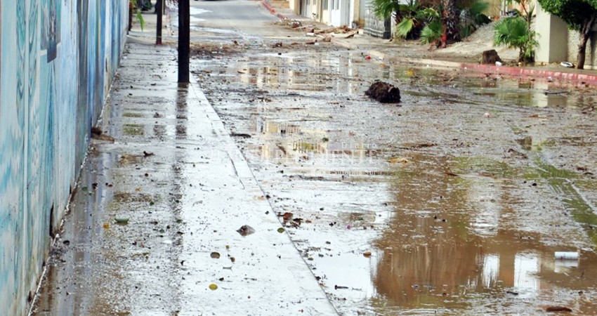 Lo de siempre que llueve, las precipitaciones dejan calles empantanadas en SJC 
