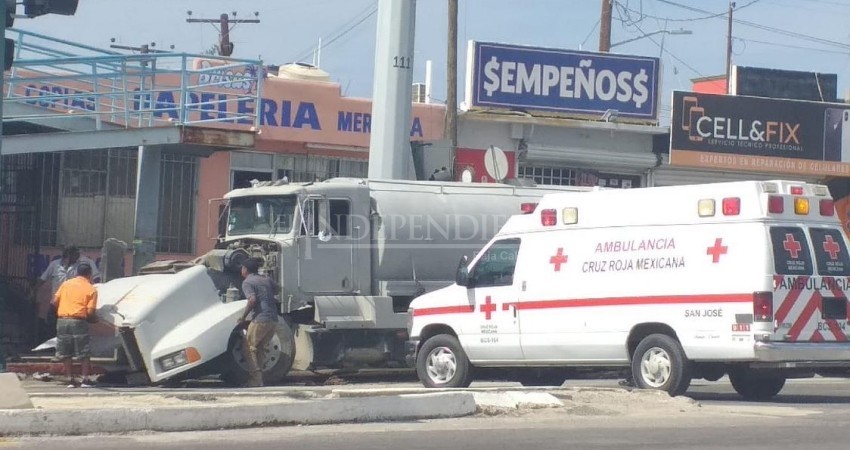 Choca camión con puente peatonal en CSL