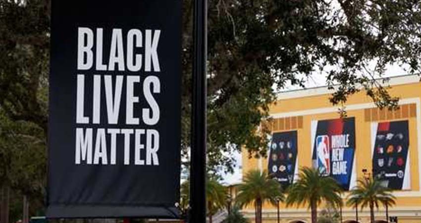 Jugadores de NBA acuerdan terminar boicot por racismo y reanudar playoffs