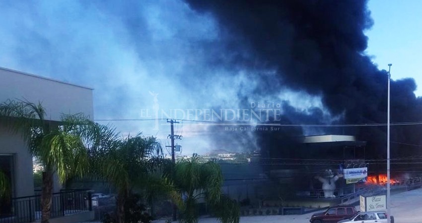 Explota y se incendia panadería en plaza comercial de CSL
