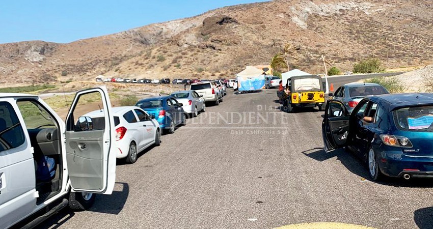 Haciendo fila desde las 6am es como regresan paceños a las playas