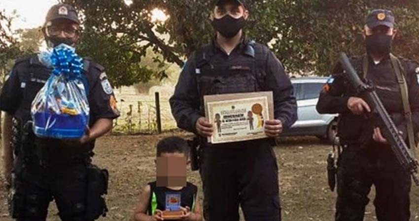 Niño de 3 años salva a su amigo de ahogarse en alberca