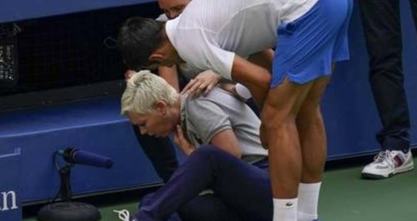 Descalifican a Djokovic por pegar con la pelota a una juez de línea