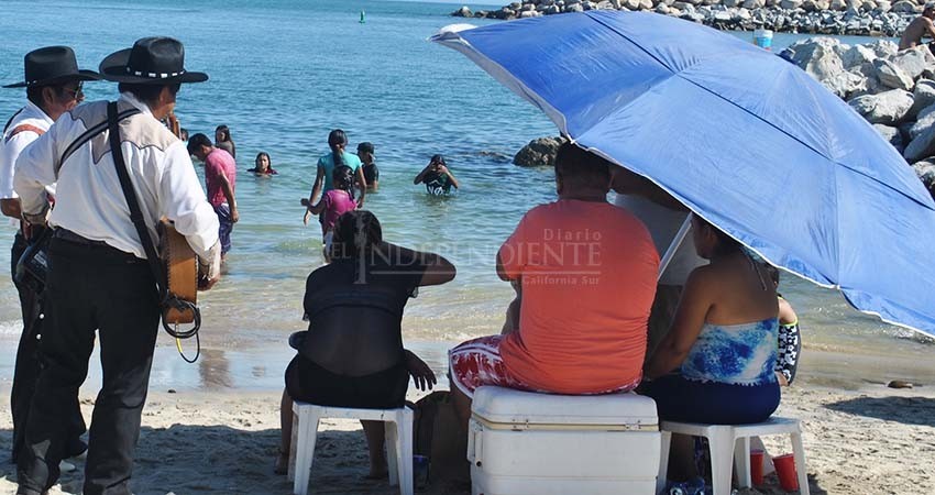 Consumo excesivo de alcohol en playas provoca que personas desatiendan la “sana distancia”  