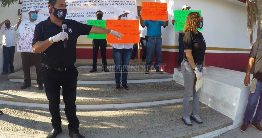 Protesta Sindicato de Burócratas Los Cabos en clínica del ISSSTE