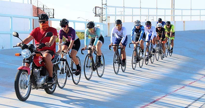 Entrenan ciclistas para el nacional de pista