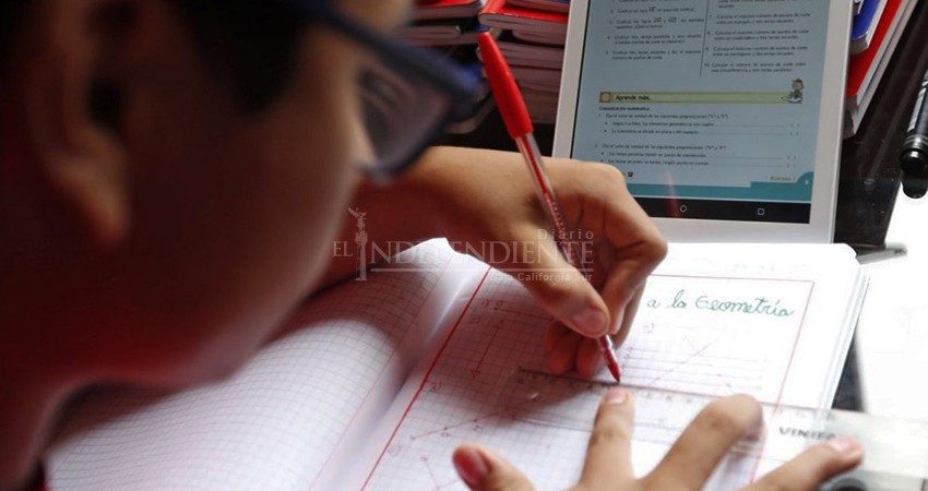 En Los Cabos, los padres no se acostumbran a la educación virtual de sus hijos