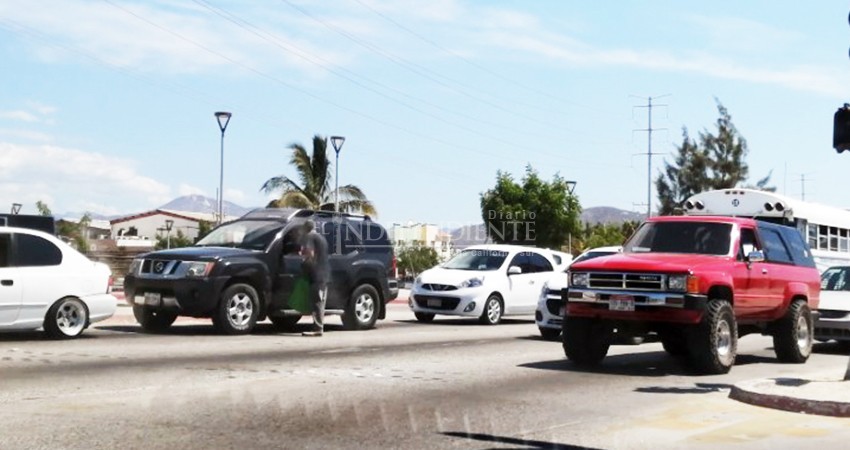 Franeleros en semáforos de Los Cabos, un riesgo de contagio COVID-19