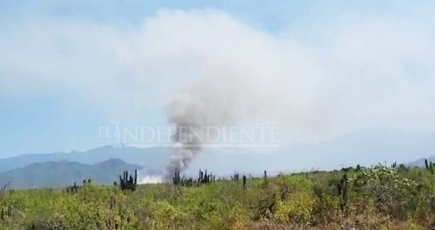 Arde basurero de Todos Santos; “la gente está tragando humo”, denuncian