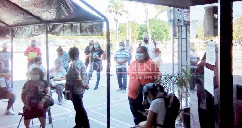 SEP provoca aglomeración de jubilados tras pagarles con cheques sin fondos