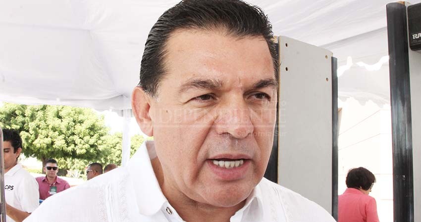 Respalda alcalde de La Paz a Armida Castro; pide “restituyan” sus derechos