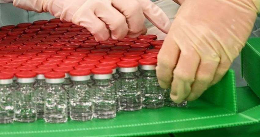 Vacuna de Oxford-AstraZeneca da inmunidad a ancianos y jóvenes