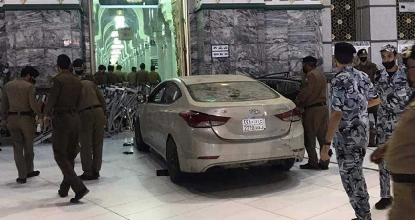 Conductor choca contra la gran mezquita de La Meca