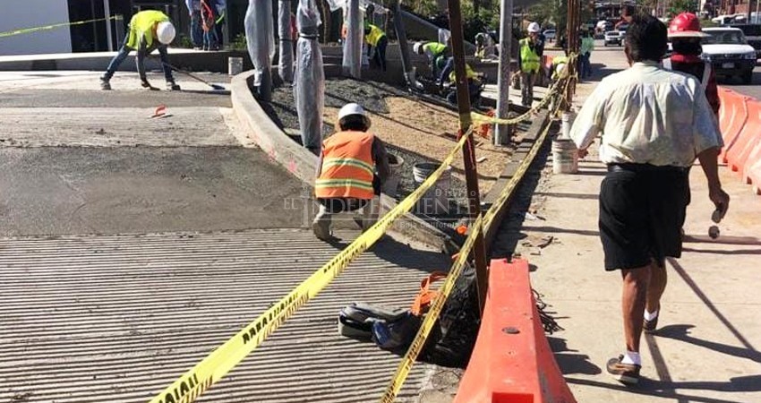 "Desaparecen" banqueta en zona turística de CSL