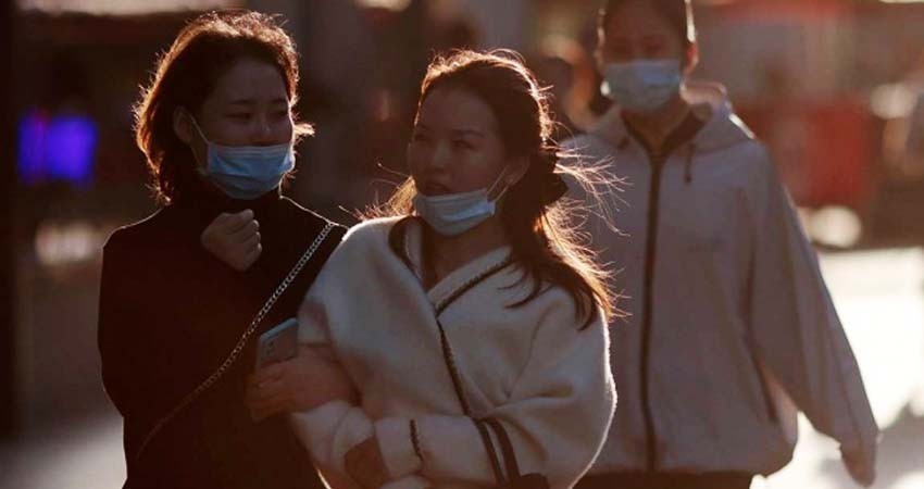 China reporta alza de contagios; vincula casos con cerdo