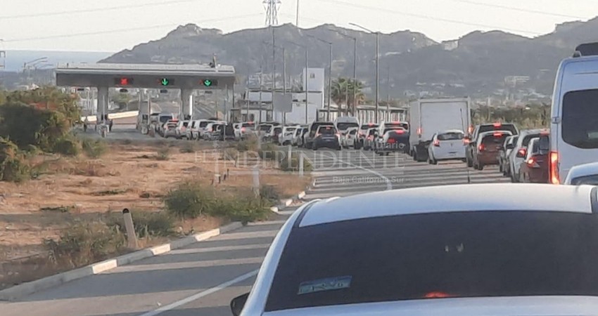 Colapsado el  libramiento por accidente en Corredor Turístico de Los Cabos