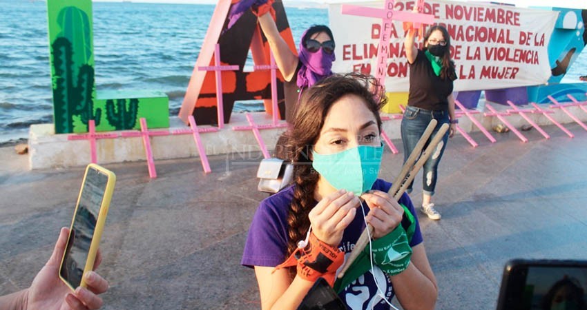 Clausuran letras de La Paz en manifestación contra violencia hacia las mujeres