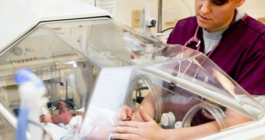 Enfermera deja caer a bebé recién nacido por contestar su celular