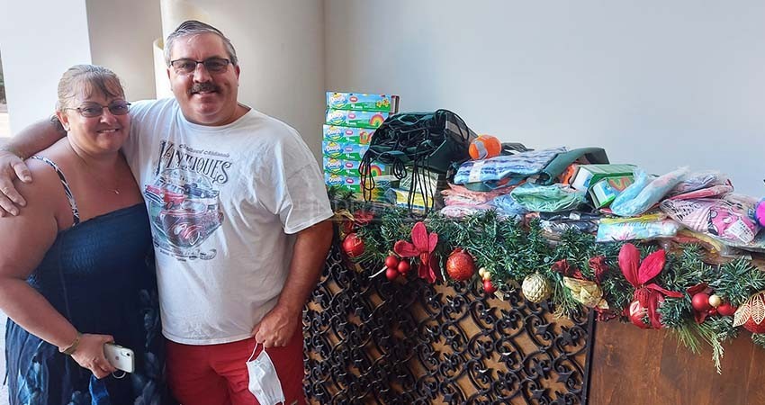 La ayuda no se detiene: turistas extranjeros reparten regalos navideños