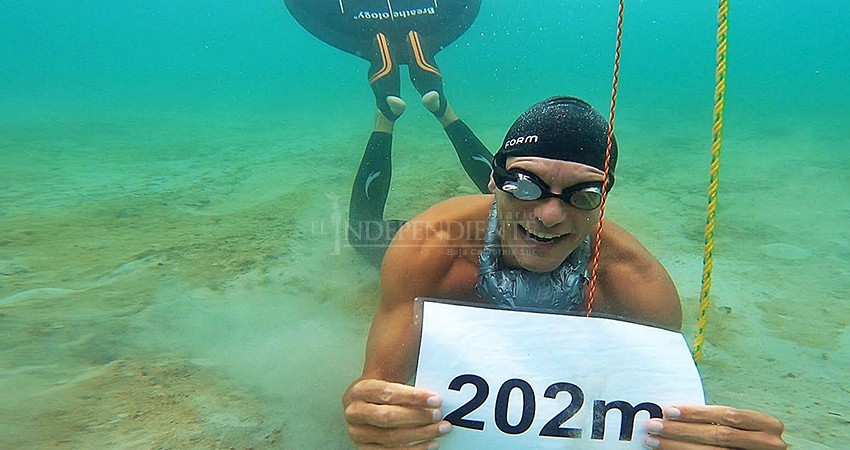 “El Hombre que no respira” impone récord Guinness en Balandra
