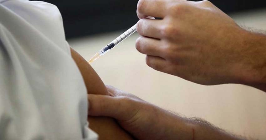 ¿Es seguro espaciar, reducir o combinar las dosis de vacunas covid?