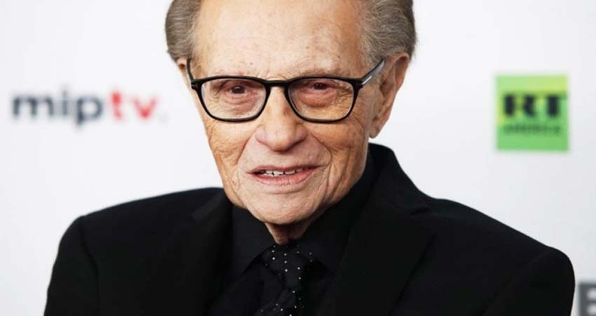 Larry King continúa hospitalizado por Covid-19