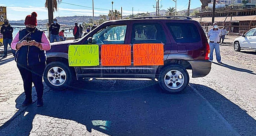 Burócratas cierran carretera por conflicto laboral con el gobierno de Mulegé