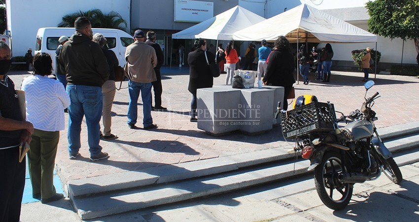 Pacientes del ISSSTE se aglomeran porque no hay sistema de citas