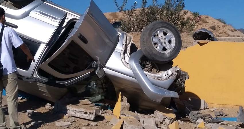 Camioneta se estrella frente a un hospital