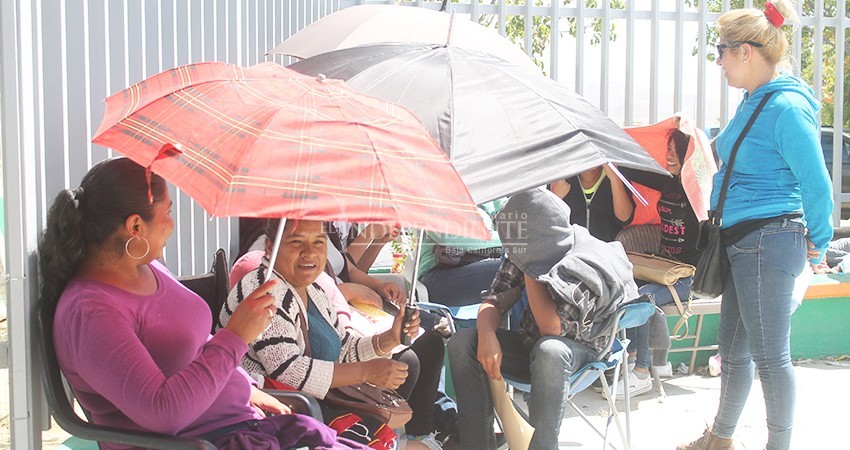 Covid-19: Padres de familia preocupados por las largas filas en preinscripciones escolares