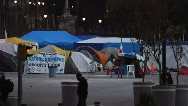 Retiran del Zócalo capitalino casas de campaña vacías de Frena