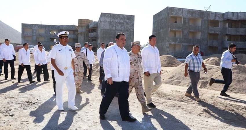 ¿Y a nosotros?: elementos de seguridad cuestionan al gobernador construcción militar de unidad habitacional