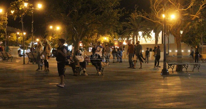 Aglomerados y sin cubrebocas en Plaza Mijares de SJC