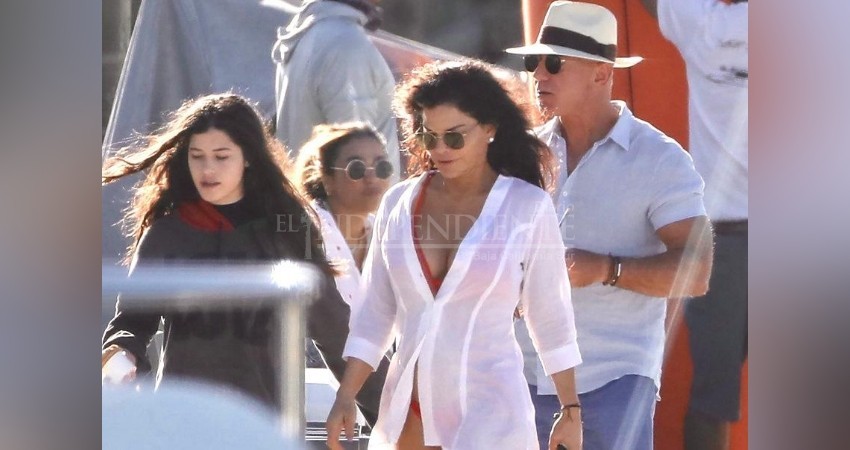 Jeff Bezos, el hombre mas rico del mundo celebra San Valentín en Los Cabos