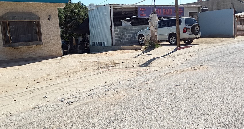 No es asfalto, es tierra y escombro: así se arreglan los baches en CSL