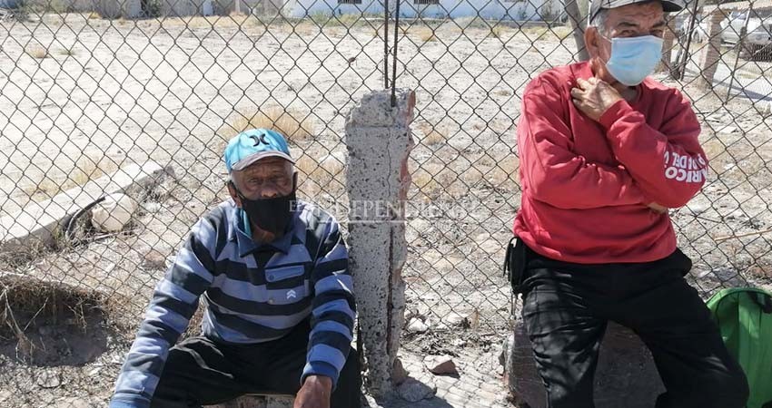 Adultos mayores salen a trabajar a la espera de recibir vacuna anticovid