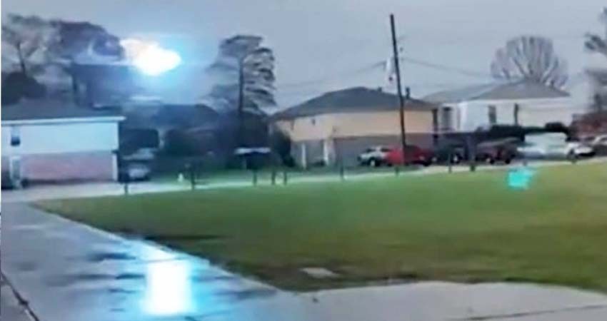 Captan impactante bola de fuego azul en cable de alta tensión