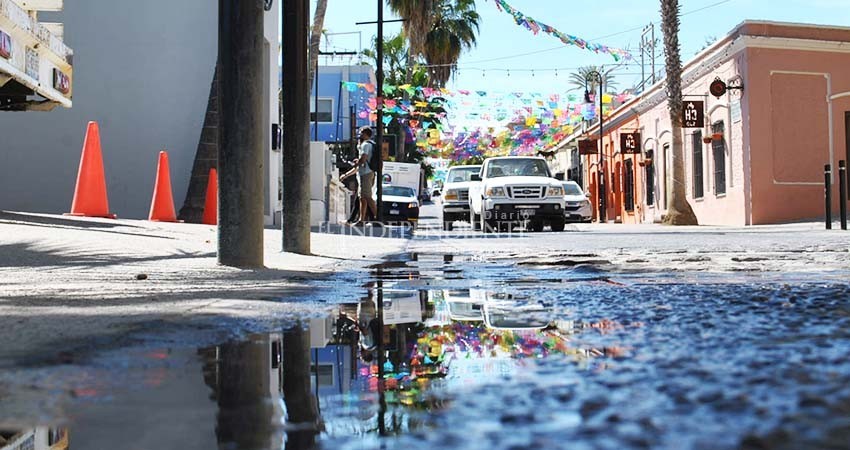 Reparan fugas de agua en centro histórico de SJC, pero brotan de nuevo