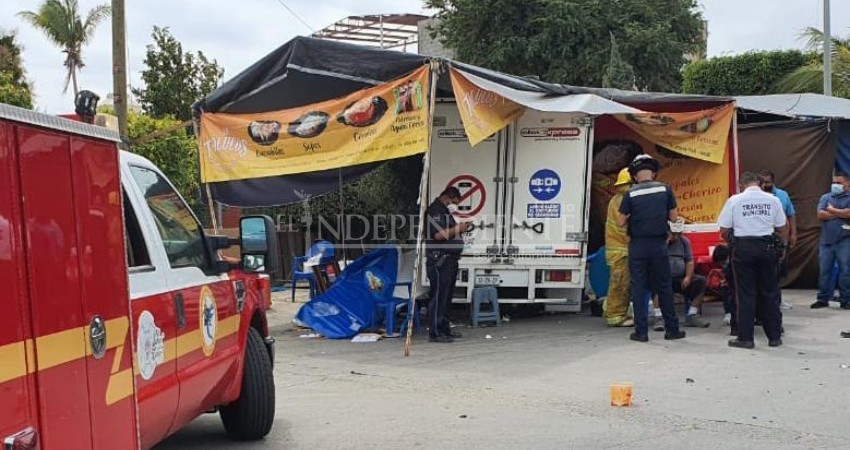 Camión se impacta contra puesto de tianguis en CSL