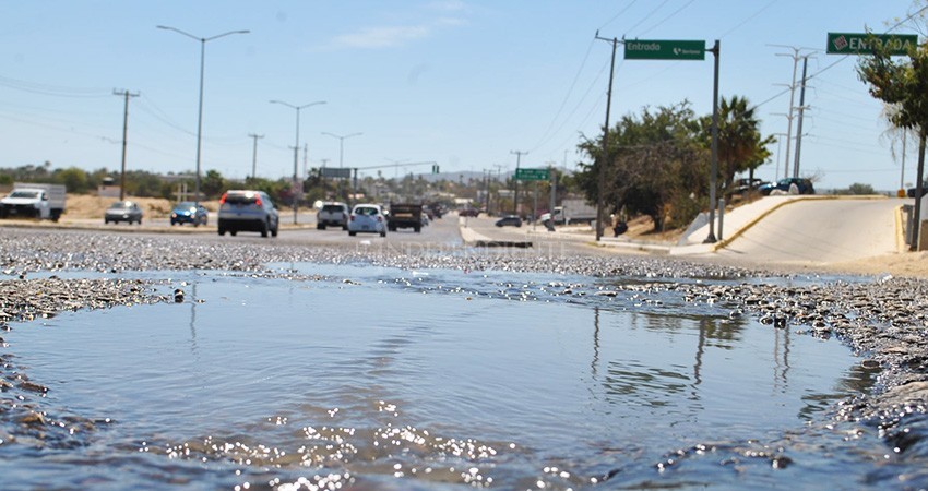Fuga de aguas negras crea "arroyo" en carretera Transpeninsular