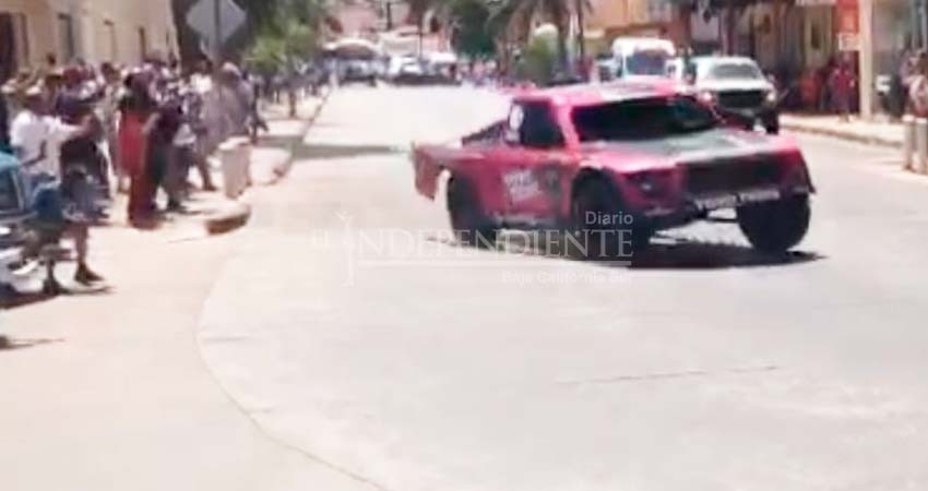 Tierra sin ley: convierten el centro de Cabo San Lucas en pista de off road