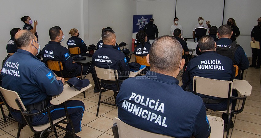 Reciben policías municipales estímulos económicos por conclusión de estudios profesionales