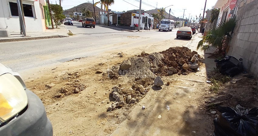 OOMSAPAS destruye calle de vecinos que recolectaron firmas para su bacheo