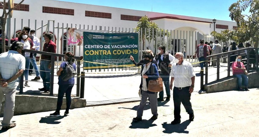 Arranca vacunación anticovid en Todos Santos; paceños se movilizan al pueblo mágico